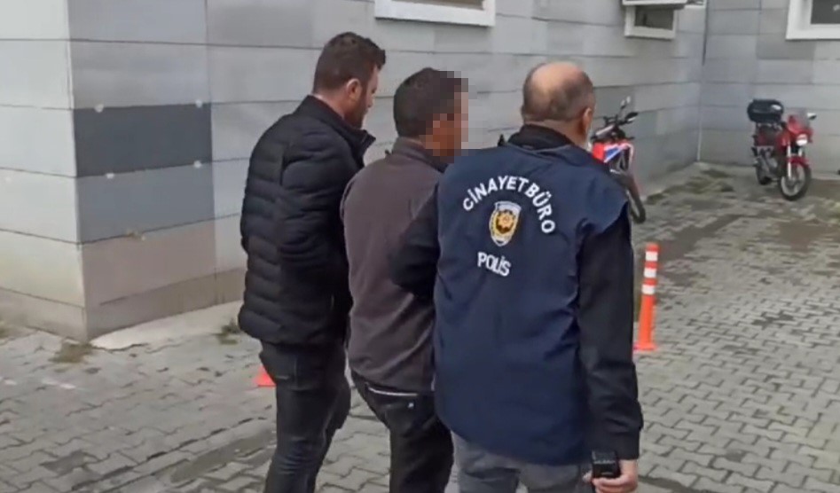 Samsun’da sokak ortasında arkadaşını 4 yerinden bıçaklayıp bıçağı sırtına saplayarak