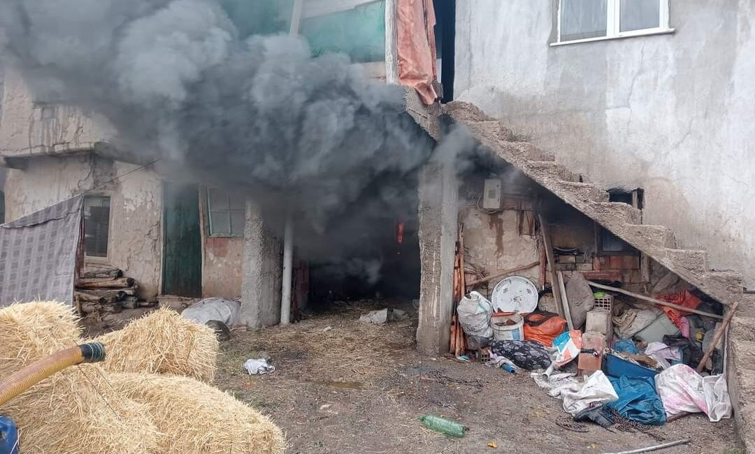Afyonkarahisar’ın Şuhut ilçesinde bir evde soba yangını çıktı. İtfaiyenin müdahalesiyle