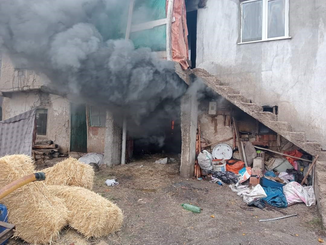 Afyonkarahisar’ın Şuhut ilçesinde bir evde soba yangını çıktı. İtfaiyenin müdahalesiyle