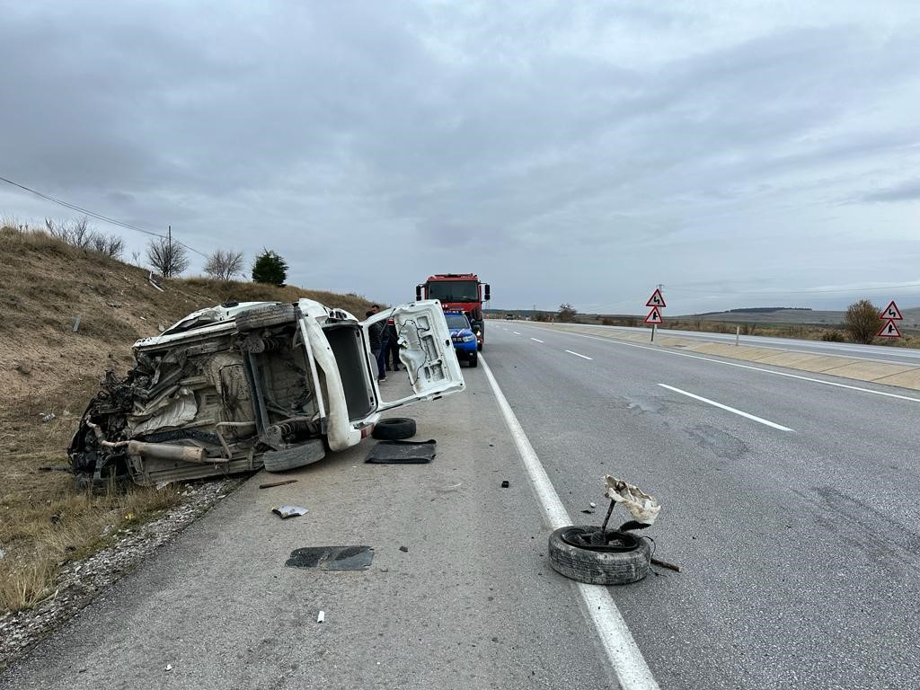 Afyonkarahisar’da kontrolden çıkarak şarampole devrilen kamyonetin sürücüsü ağır yaralı olarak