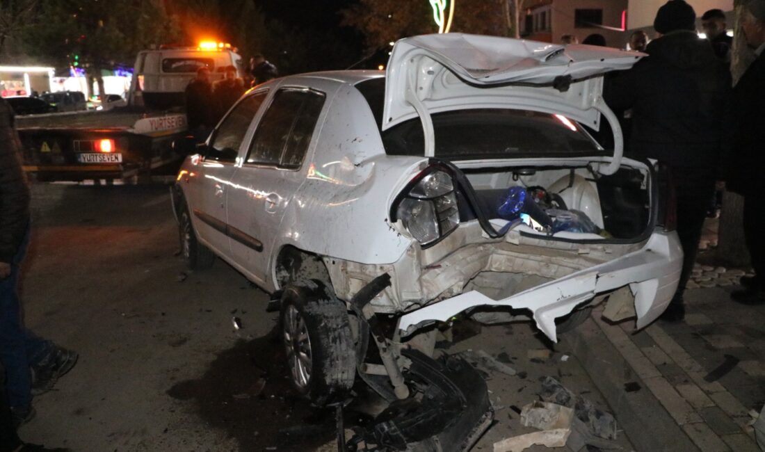 Afyonkarahisar’da 4 otomobil ile bir motosikletin karıştığı zincirleme trafik kazası