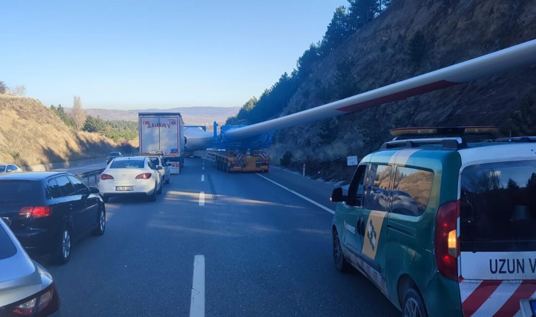 Rüzgar tribünü pervanesi taşıyan tır arıza yapınca Afyonkarahisar-Ankara karayolunun bir yönü