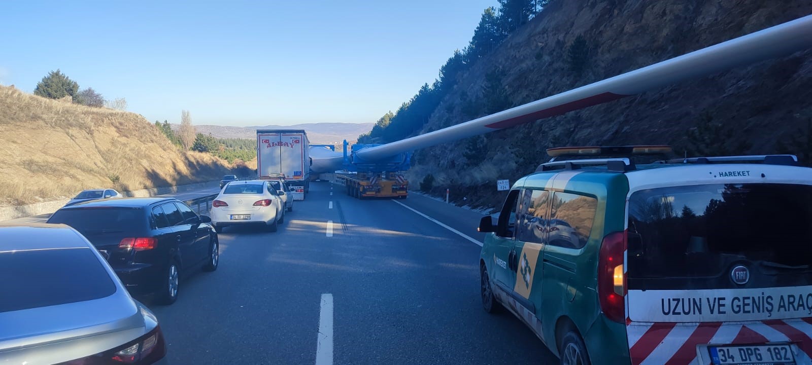 Rüzgar tribünü pervanesi taşıyan tır arıza yapınca Afyonkarahisar-Ankara karayolunun bir yönü