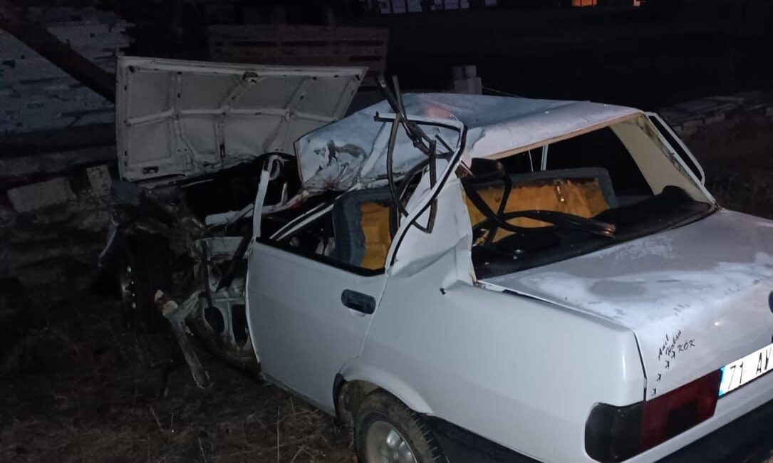 Afyonkarahisar’da tıra çarptıktan sonra şarampole devrilen otomobilin sürücüsü kaldırıldığı hastanede