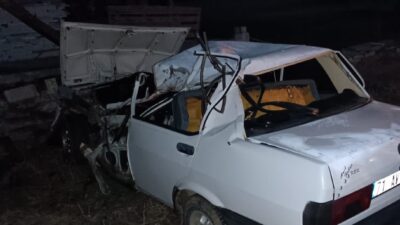 Afyonkarahisar’da tıra çarptıktan sonra şarampole devrilen otomobilin sürücüsü kaldırıldığı hastanede