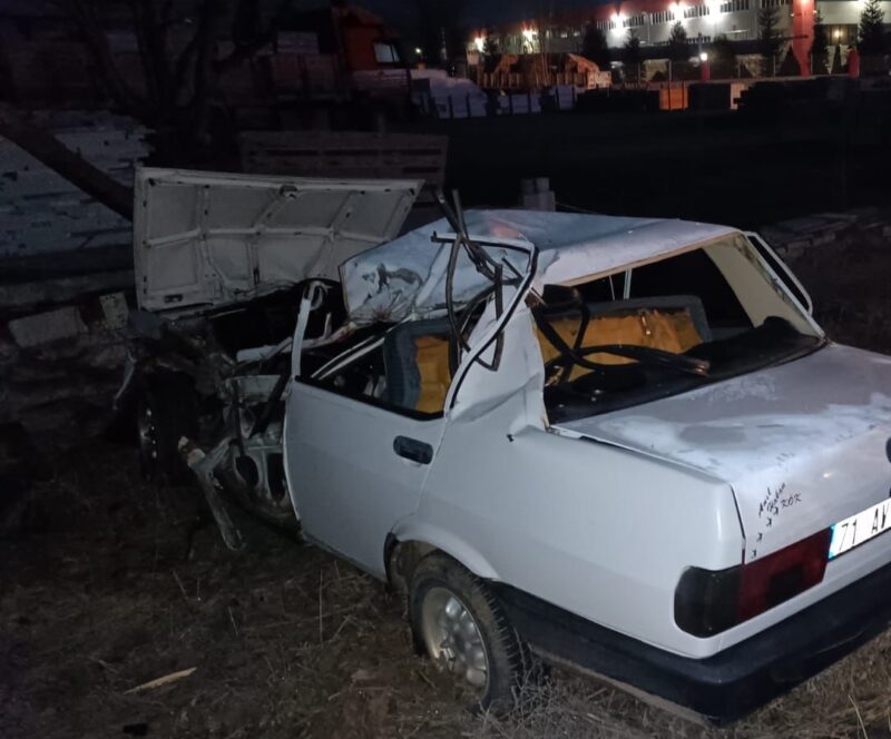 Afyonkarahisar’da tıra çarptıktan sonra şarampole devrilen otomobilin sürücüsü kaldırıldığı hastanede
