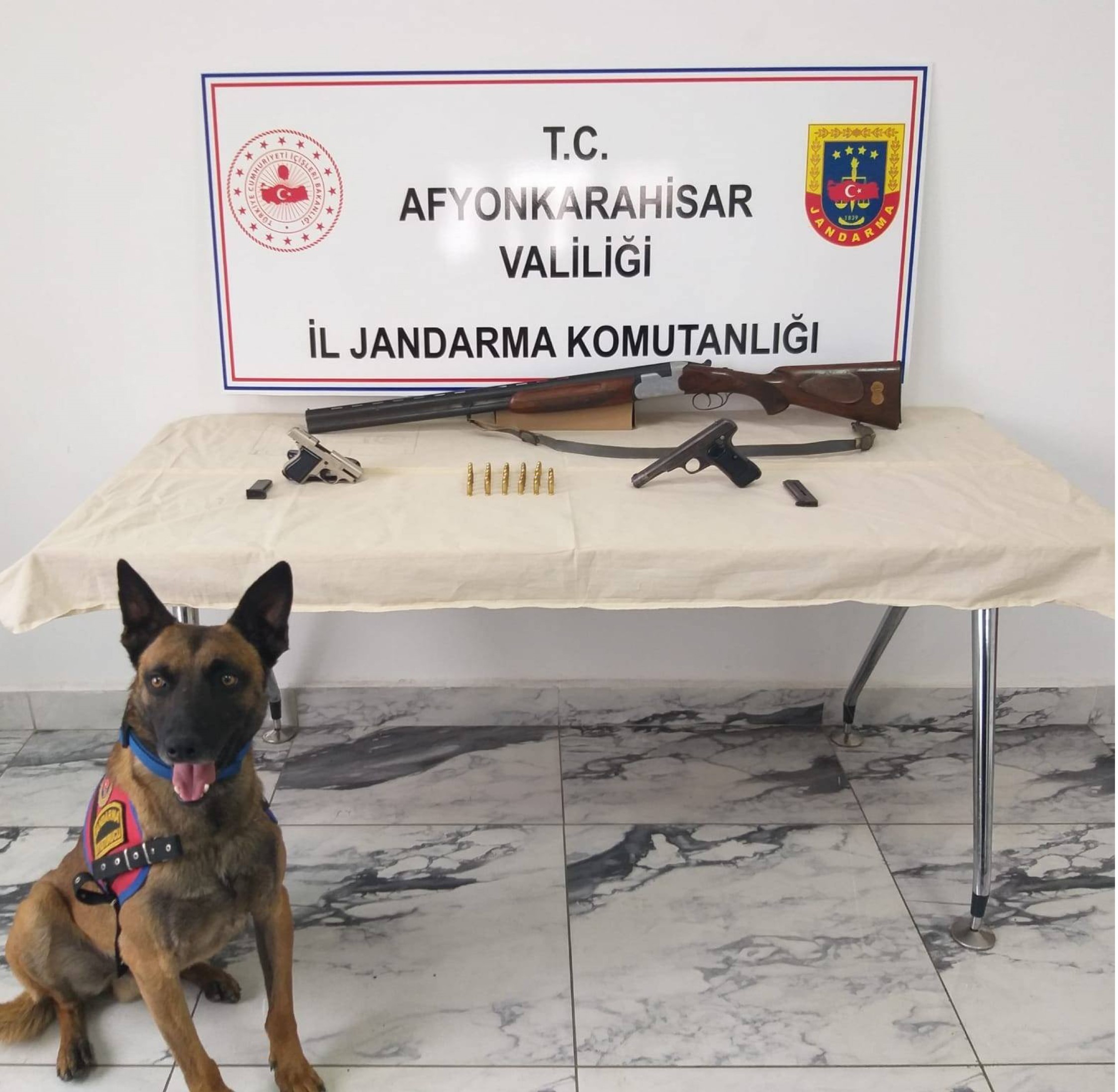 Afyonkarahisar’da uyuşturucu yetiştirdikleri öne sürülen şahısların adreslerine yapılan baskında ruhsatsız