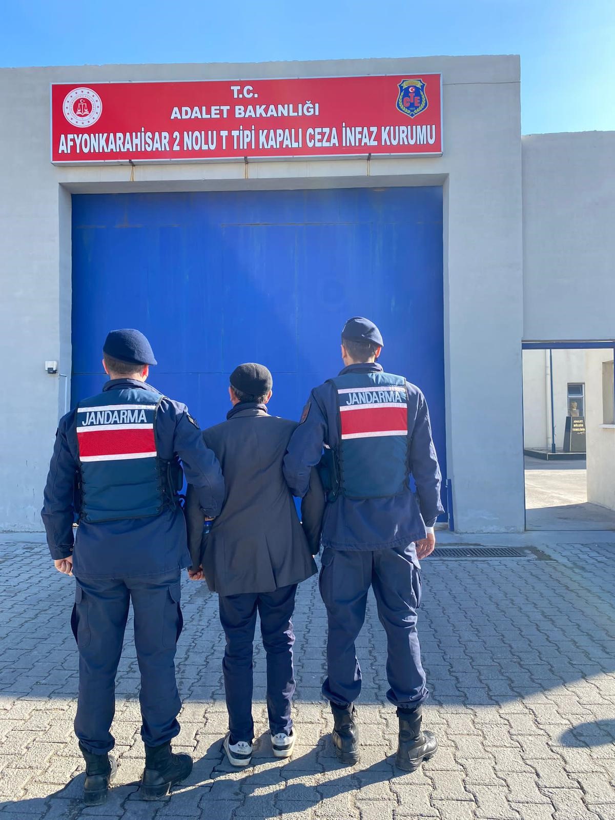 Afyonkarahisar’da 14 ayrı suçtan toplamda 37 yıl hapis cezasıyla aranan