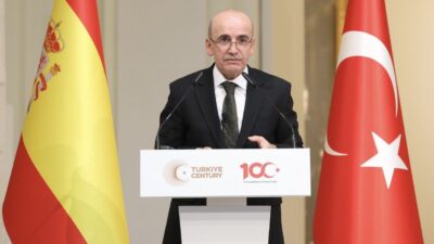 Hazine ve Maliye Bakanı Mehmet Şimşek, uluslararası yatırımcı toplantıları kapsamında İspanya’da finans kuruluşları yöneticileriyle