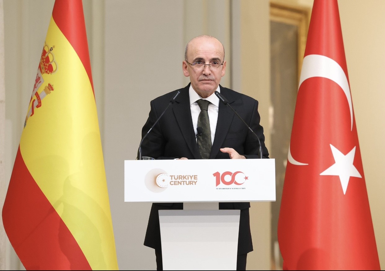 Hazine ve Maliye Bakanı Mehmet Şimşek, uluslararası yatırımcı toplantıları kapsamında İspanya’da finans kuruluşları yöneticileriyle