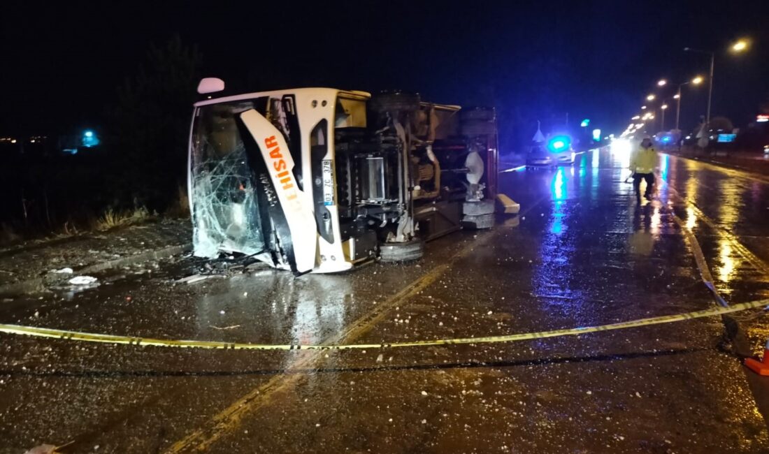 Afyonkarahisar’da aşırı yağmurda kontrolden çıkarak karşı şeride geçen midibüs devrildi.