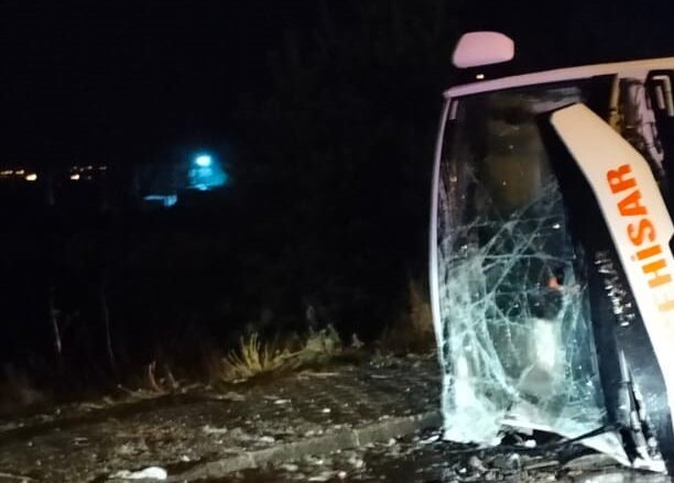 Afyonkarahisar’da aşırı yağmurda kontrolden çıkarak karşı şeride geçen midibüs devrildi.