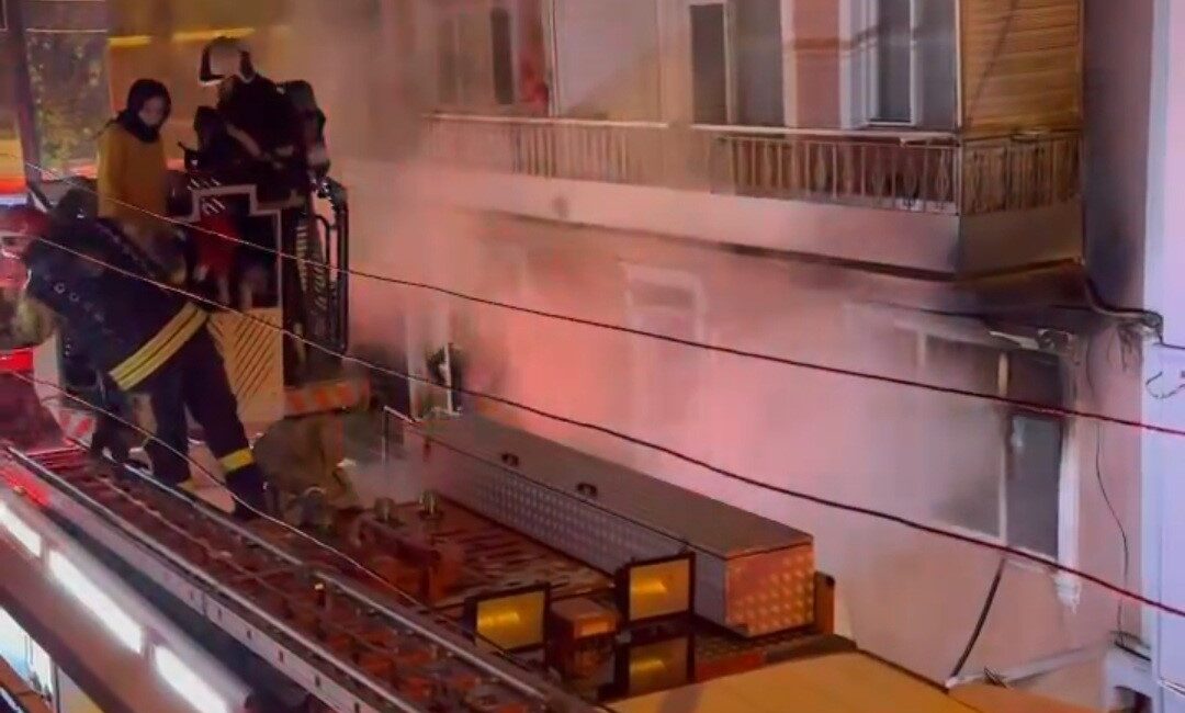 Kocaeli’nin İzmit ilçesinde 5 katlı binanın zemin katında çıkan yangın