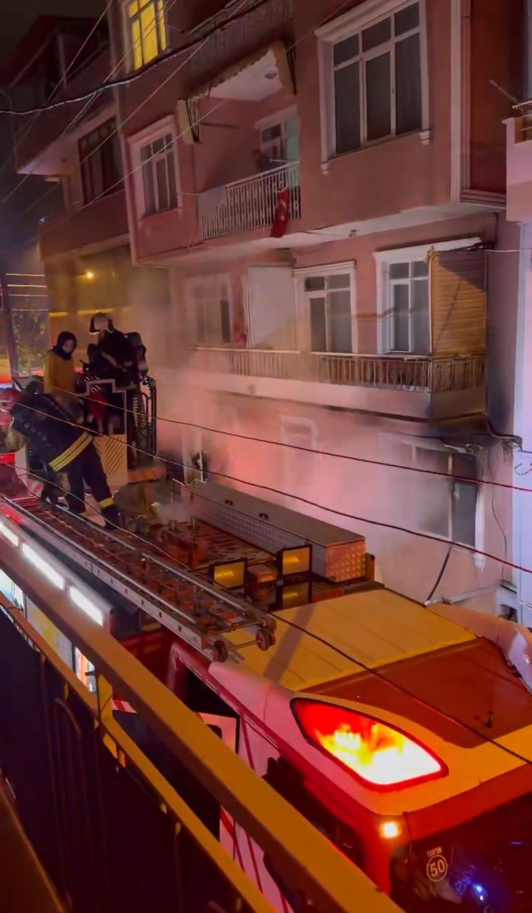 Kocaeli’nin İzmit ilçesinde 5 katlı binanın zemin katında çıkan yangın