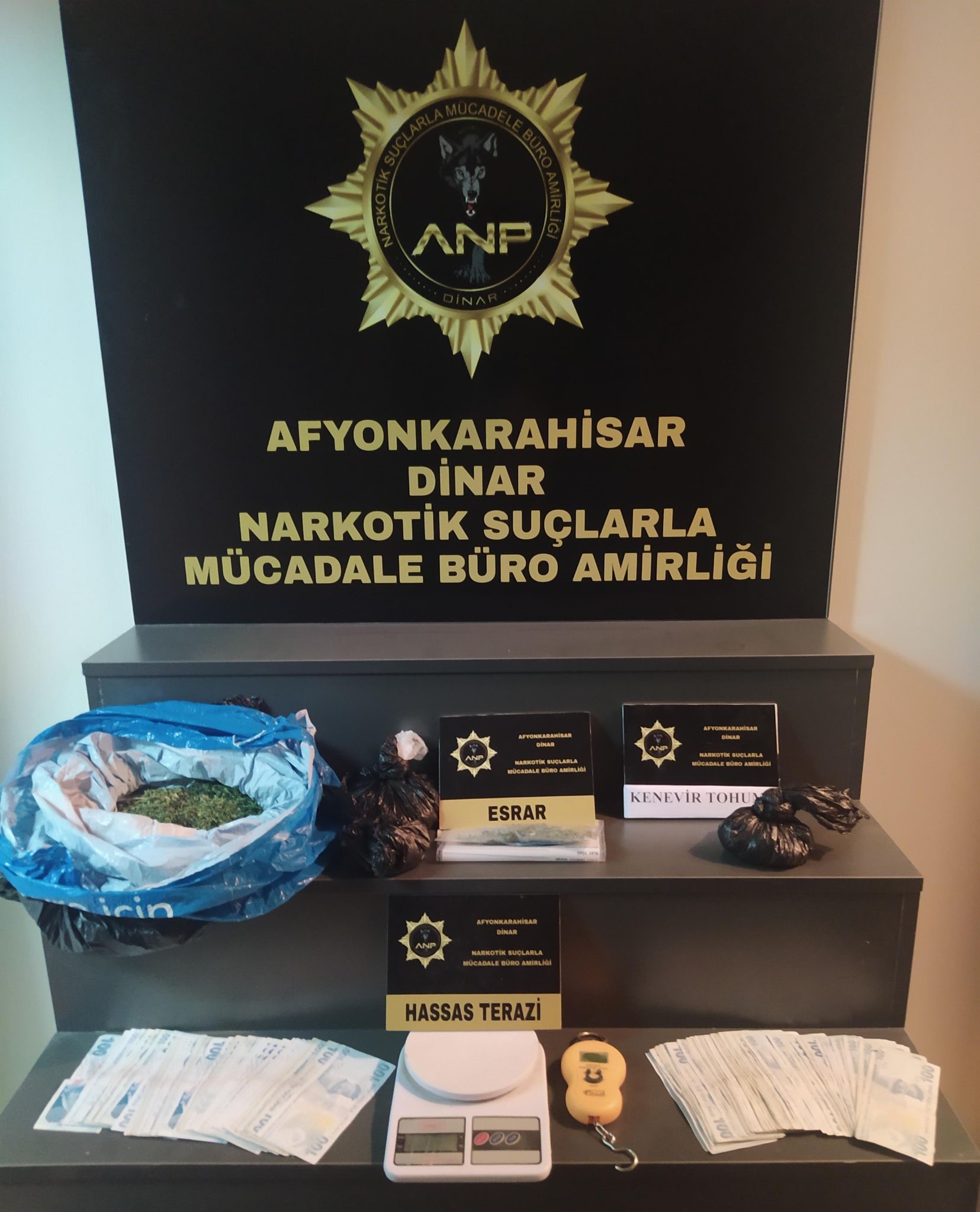 Afyonkarahisar’ın Başmakçı ilçesinde polis tarafından iki eve yapılan baskında 528