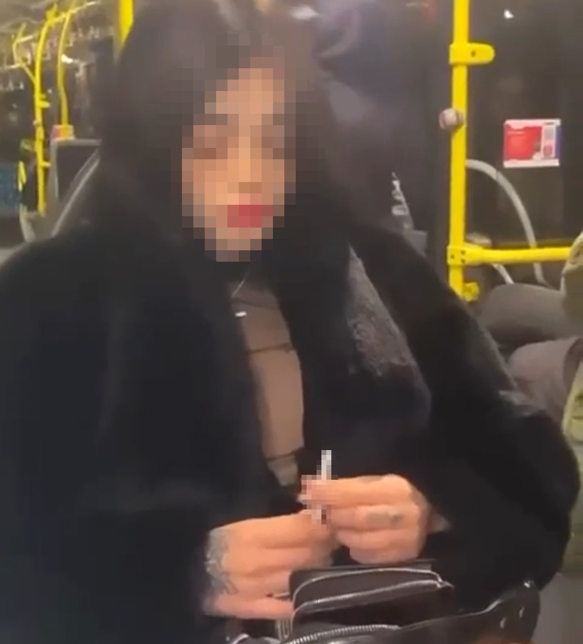İstanbul’da metrobüse binen 3 genç kadın, iddiaya göre, uyuşturucu madde