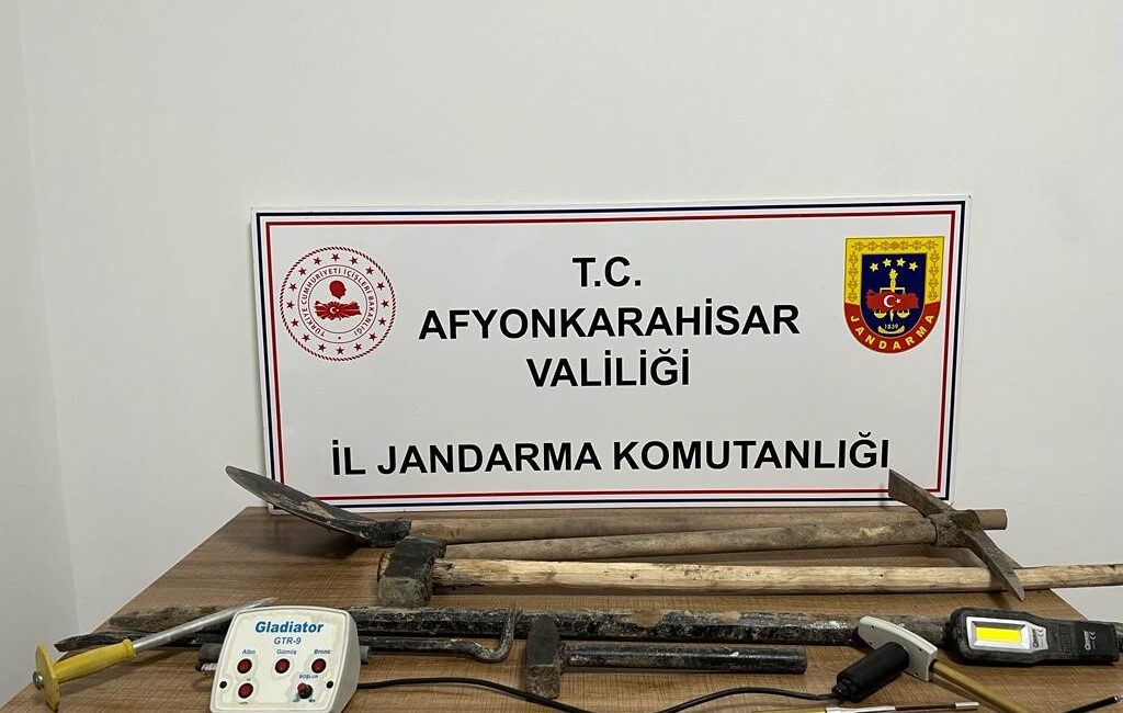 Afyonkarahisar’da devriye gezen jandarma ekipleri kaçak kazı ile define arayan