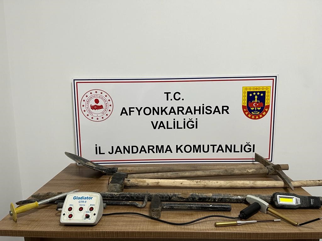 Afyonkarahisar’da devriye gezen jandarma ekipleri kaçak kazı ile define arayan