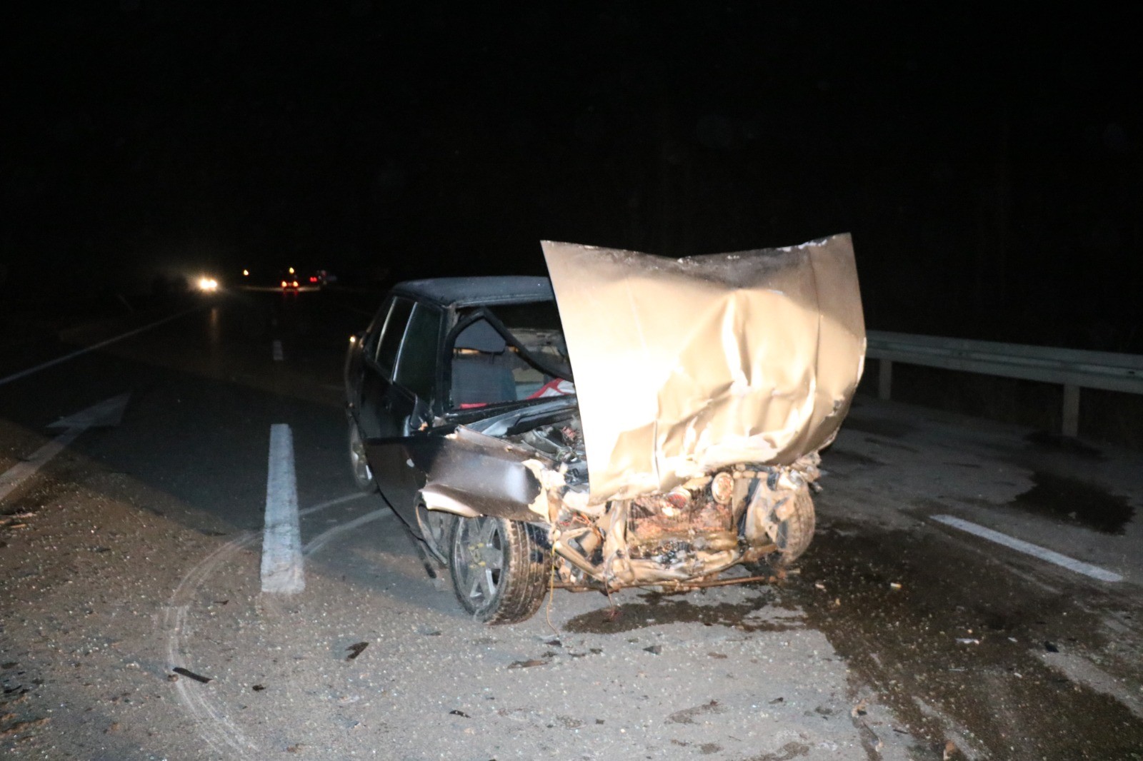 Afyonkarahisar’da iki otomobilin çarpışması sonucu yaşanan kazada hurdaya dönen araçlarda