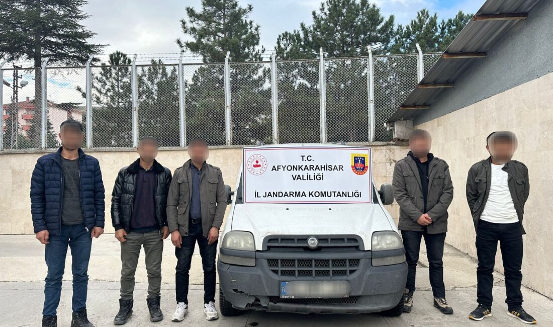 Afyonkarahisar’da jandarma durdurduğu araçta ülkeye yasa dışı yollardan girdikleri belirlenen