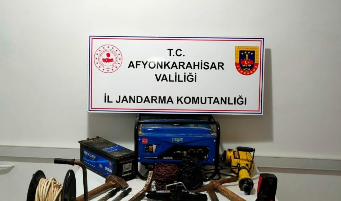 Afyonkarahisar’da detektörlerle kaçak define arayan şahıslar kazıya başlayamadan jandarmaya yakalandı.