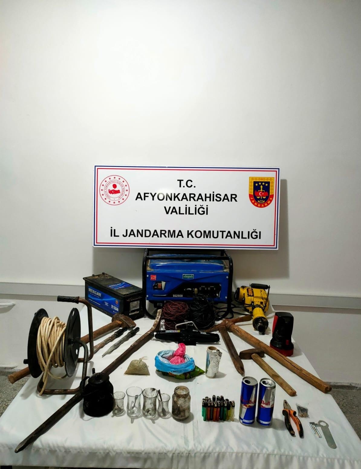 Afyonkarahisar’da detektörlerle kaçak define arayan şahıslar kazıya başlayamadan jandarmaya yakalandı.