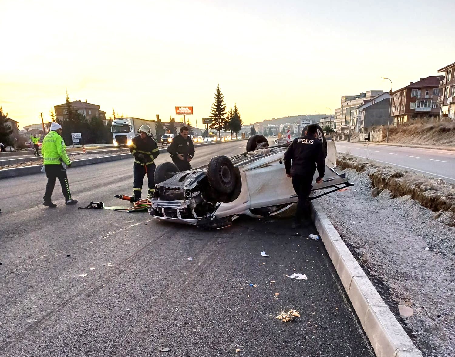 Kütahya’da kontrolden çıkıp takla atan otomobilin sürücüsü yaralandı. Kaza, Kütahya-Afyonkarahisar
