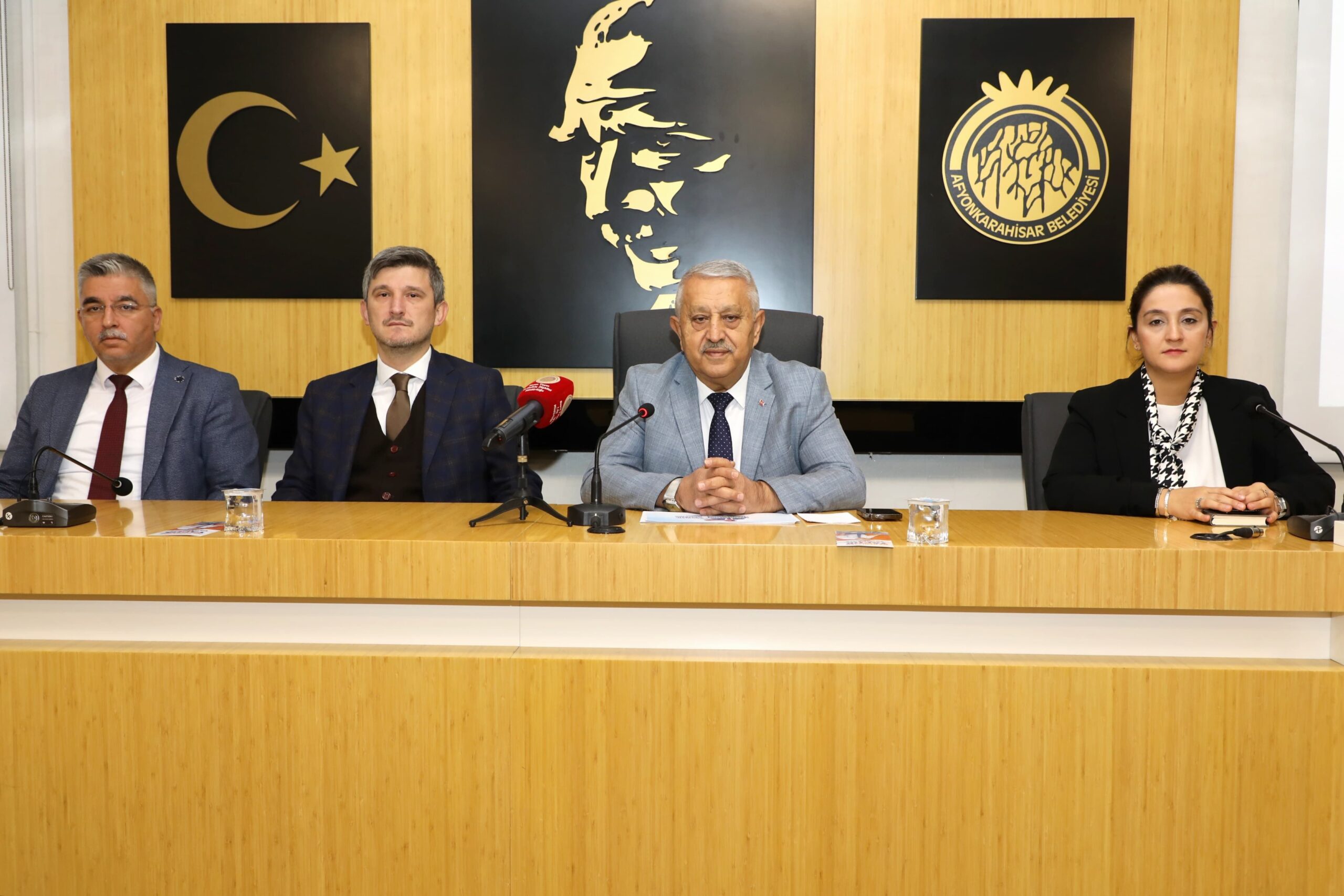 Afyonkarahisar Belediye Başkanı Mehmet Zeybek, sıcak asfalt çalışmalarında önemli yatırımlar