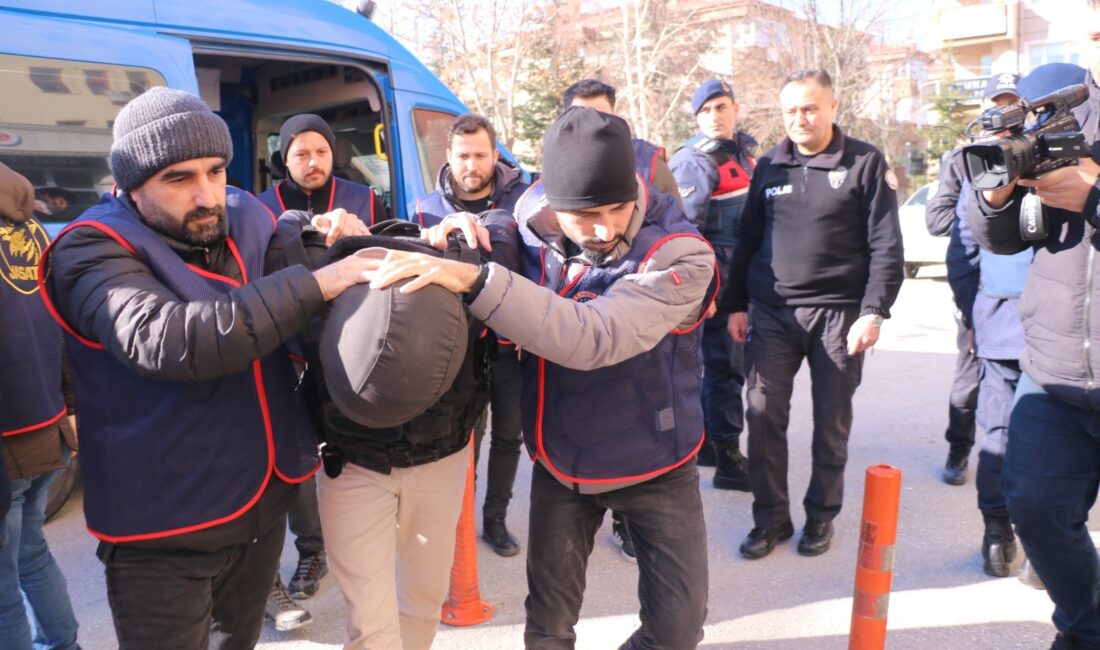 Afyonkarahisar’da boşanma aşamasındaki karısı ile ailesini öldüren katil zanlısı adliyeye