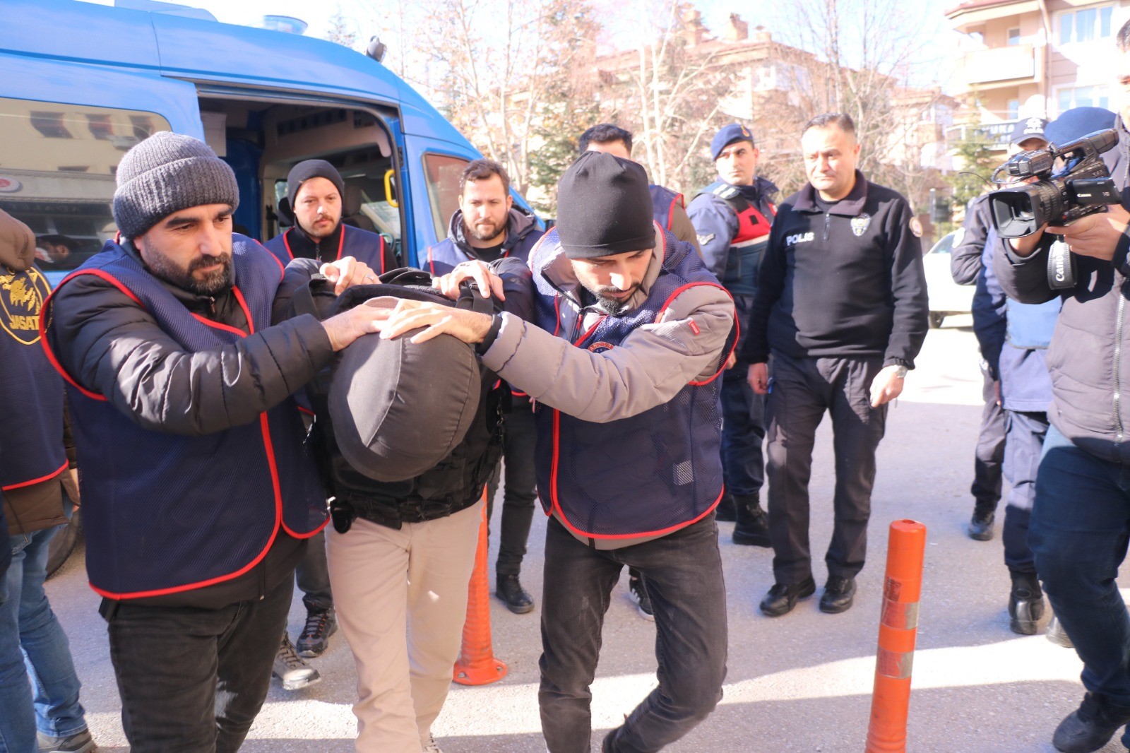 Afyonkarahisar’da boşanma aşamasındaki karısı ile ailesini öldüren katil zanlısı adliyeye