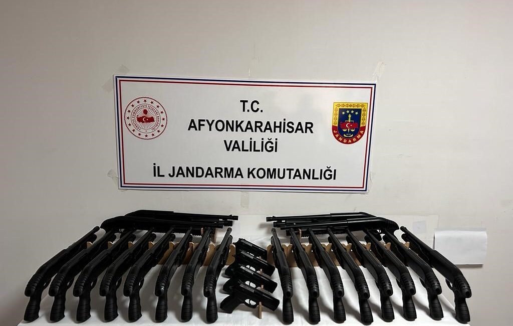 Jandarma ruhsatsız tüfek ve tabanca ele geçirdi Afyonkarahisar’da jandarma durdurduğu bir kamyonda yaptığı aramada 20 ruhsatsız tüfek