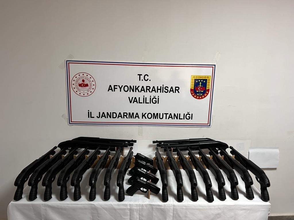 Afyonkarahisar’da jandarma durdurduğu bir kamyonda yaptığı aramada 20 ruhsatsız tüfek