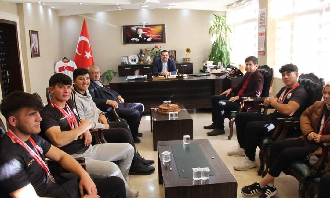 Afyonkarahisar Gençlik ve Spor İl Müdürlüğünün düzenlediği Bilek Güreşi Turnuvasında