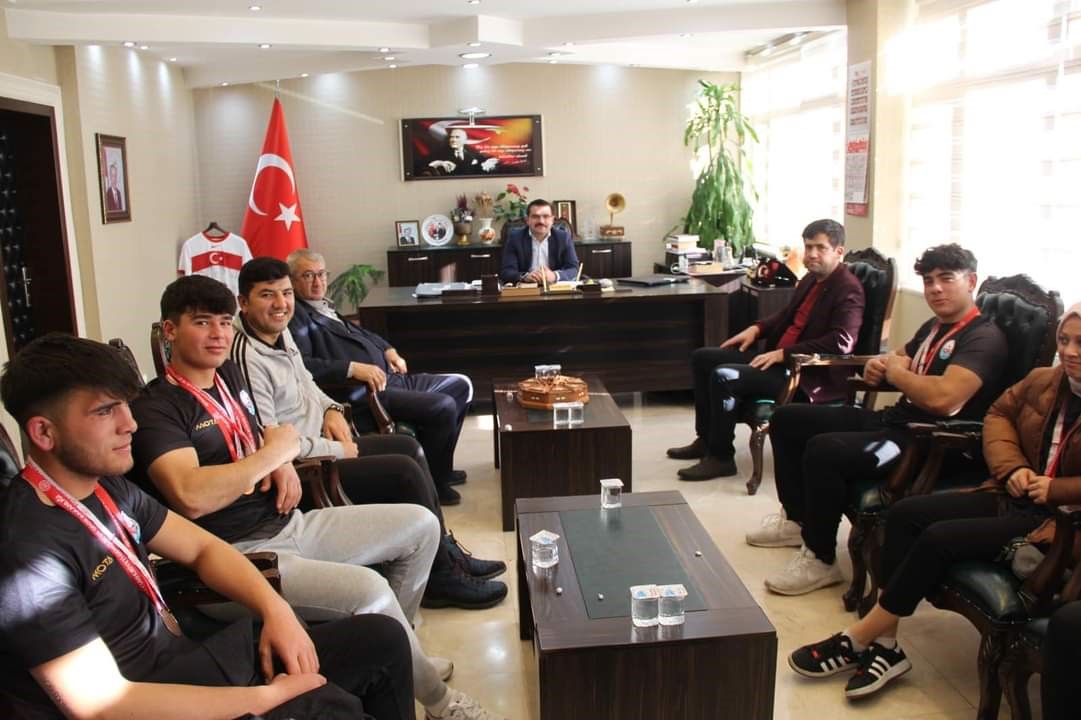 Afyonkarahisar Gençlik ve Spor İl Müdürlüğünün düzenlediği Bilek Güreşi Turnuvasında