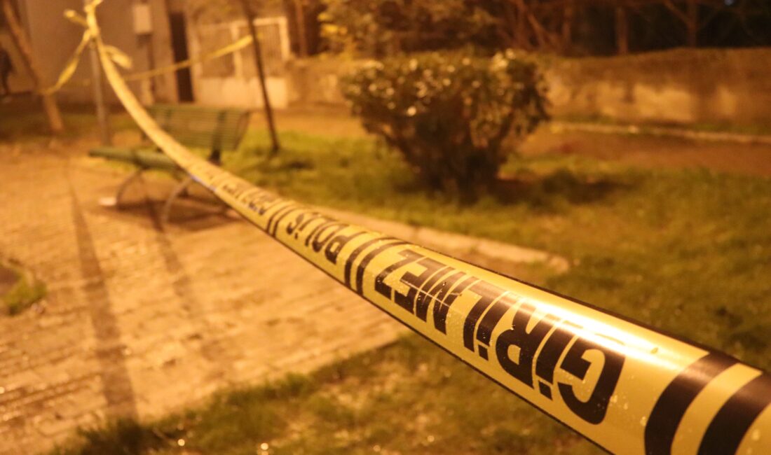İzmir’in Karşıyaka ilçesinde bir kadın, boşanma aşamasındaki eşi tarafından çocuk
