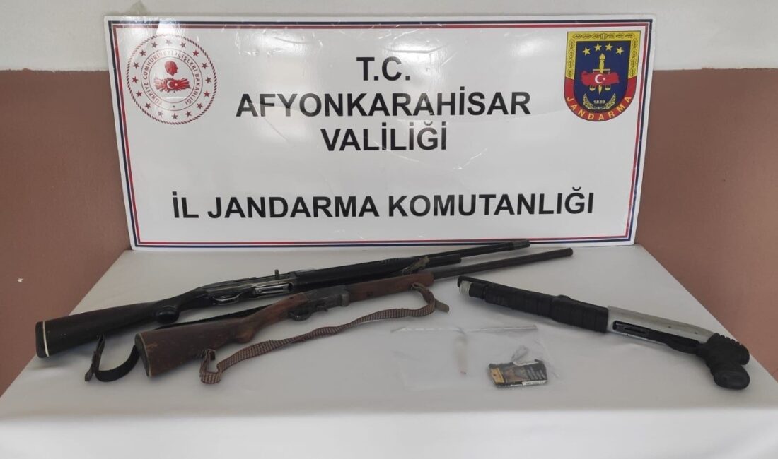 Afyonkarahisar’da jandarma tarafından gerçekleştirilen uyuşturucu operasyonunda 5 kişi gözaltına alındı.