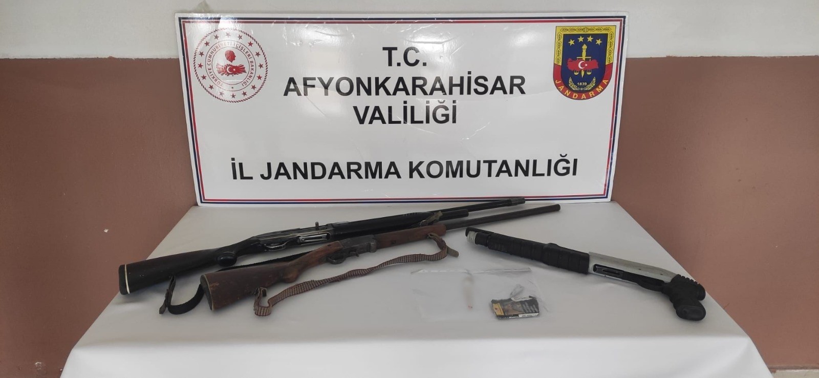 Afyonkarahisar’da jandarma tarafından gerçekleştirilen uyuşturucu operasyonunda 5 kişi gözaltına alındı.