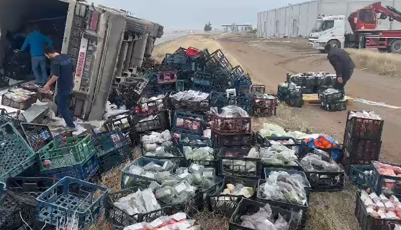 Afyonkarahisar’da sebze ve meyve yüklü tır sürücüsünün kontrolünü kaybetmesi sonucu