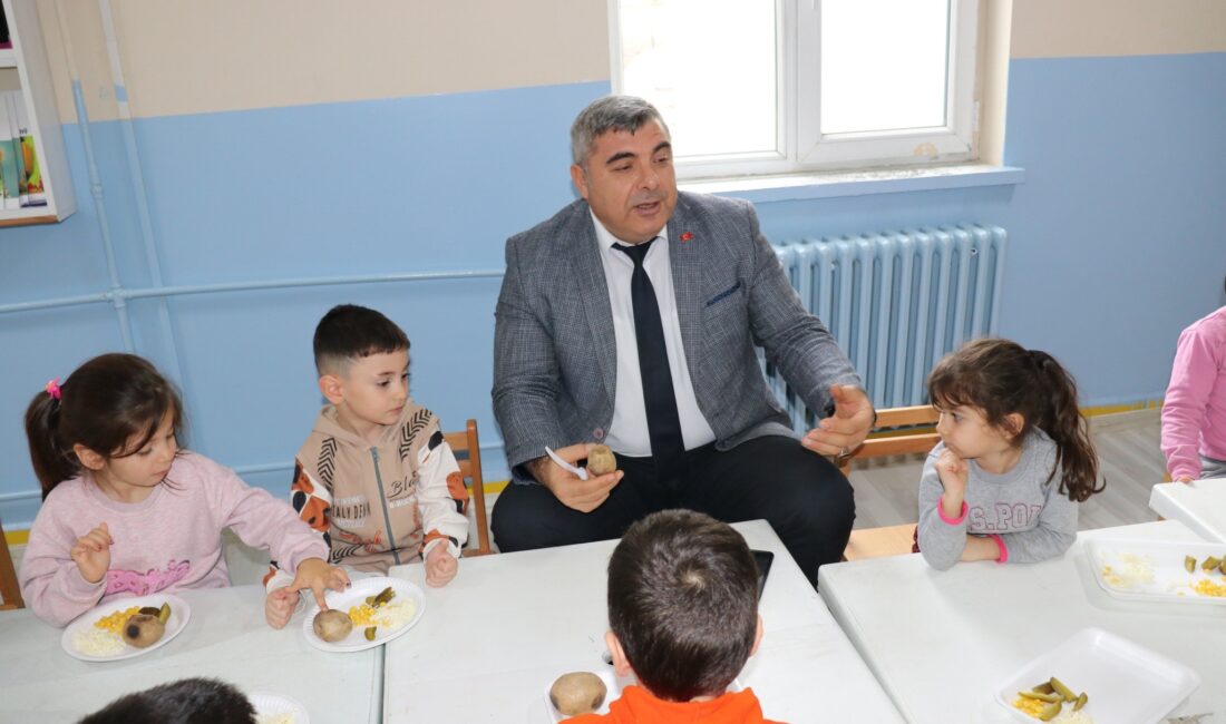 Afyonkarahisar İl Milli Eğitim Müdürü Miraç Sünnetci, Hürriyet İlkokulu’nda gerçekleştirilen