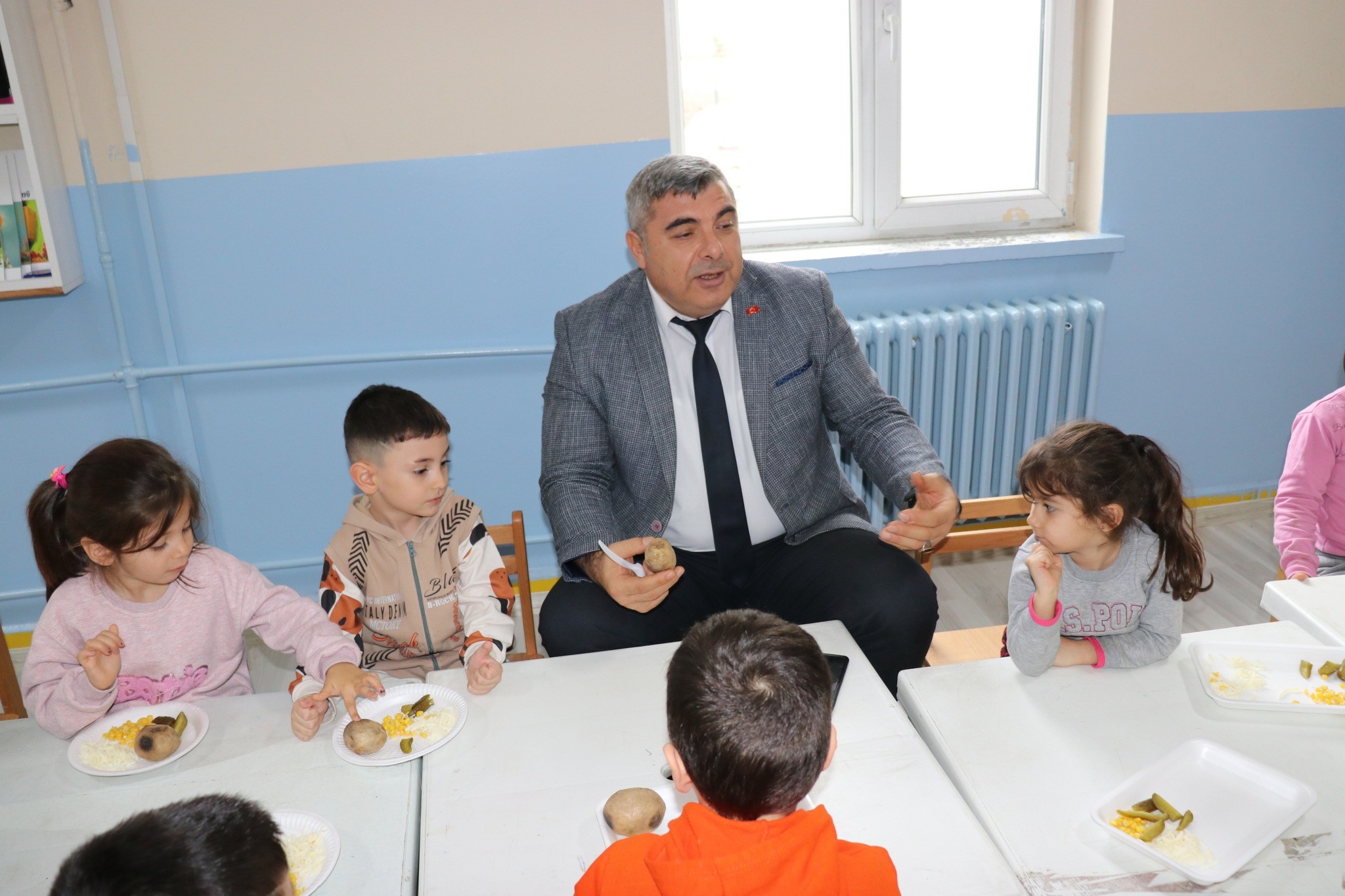Afyonkarahisar İl Milli Eğitim Müdürü Miraç Sünnetci, Hürriyet İlkokulu’nda gerçekleştirilen