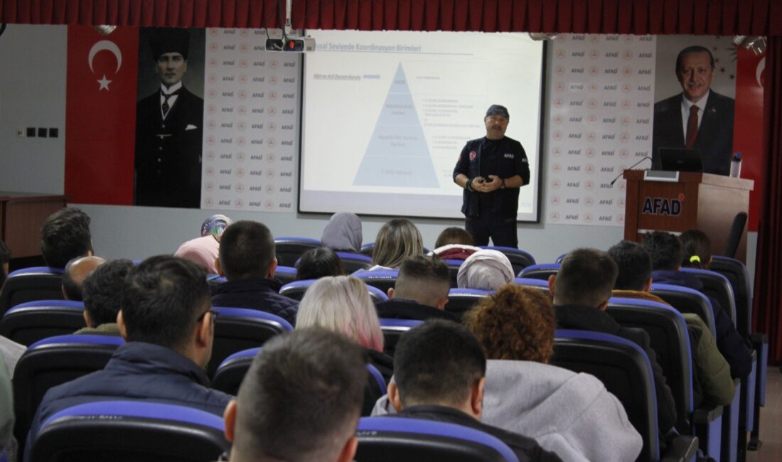 Afyonkarahisar Afet ve Acil Durum (AFAD) Müdürlüğüne bağlı görevliler tarafından