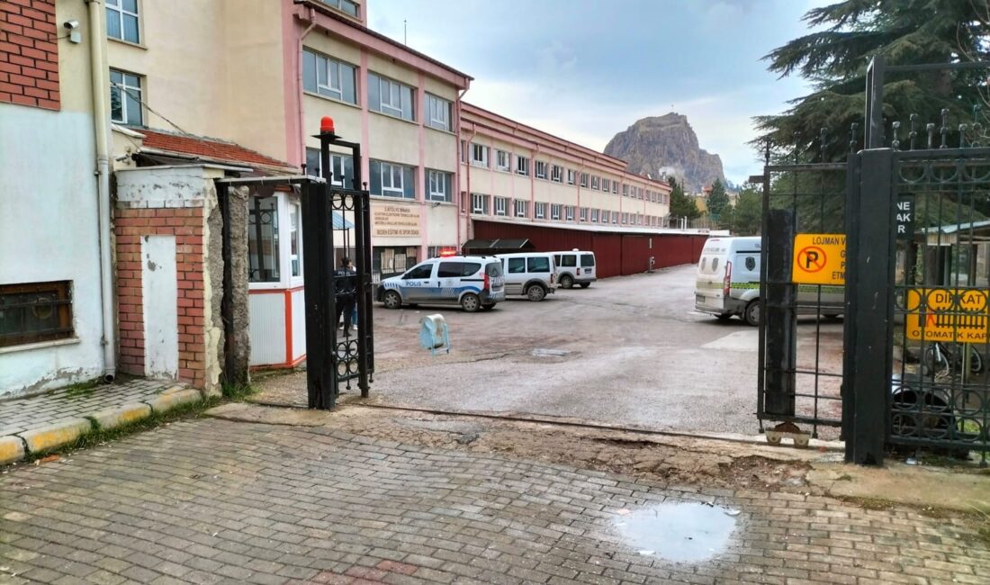 Afyonkarahisar’da 15 yaşındaki lise öğrencisi, kendisini sınıfta yok yazdığı iddiasıyla