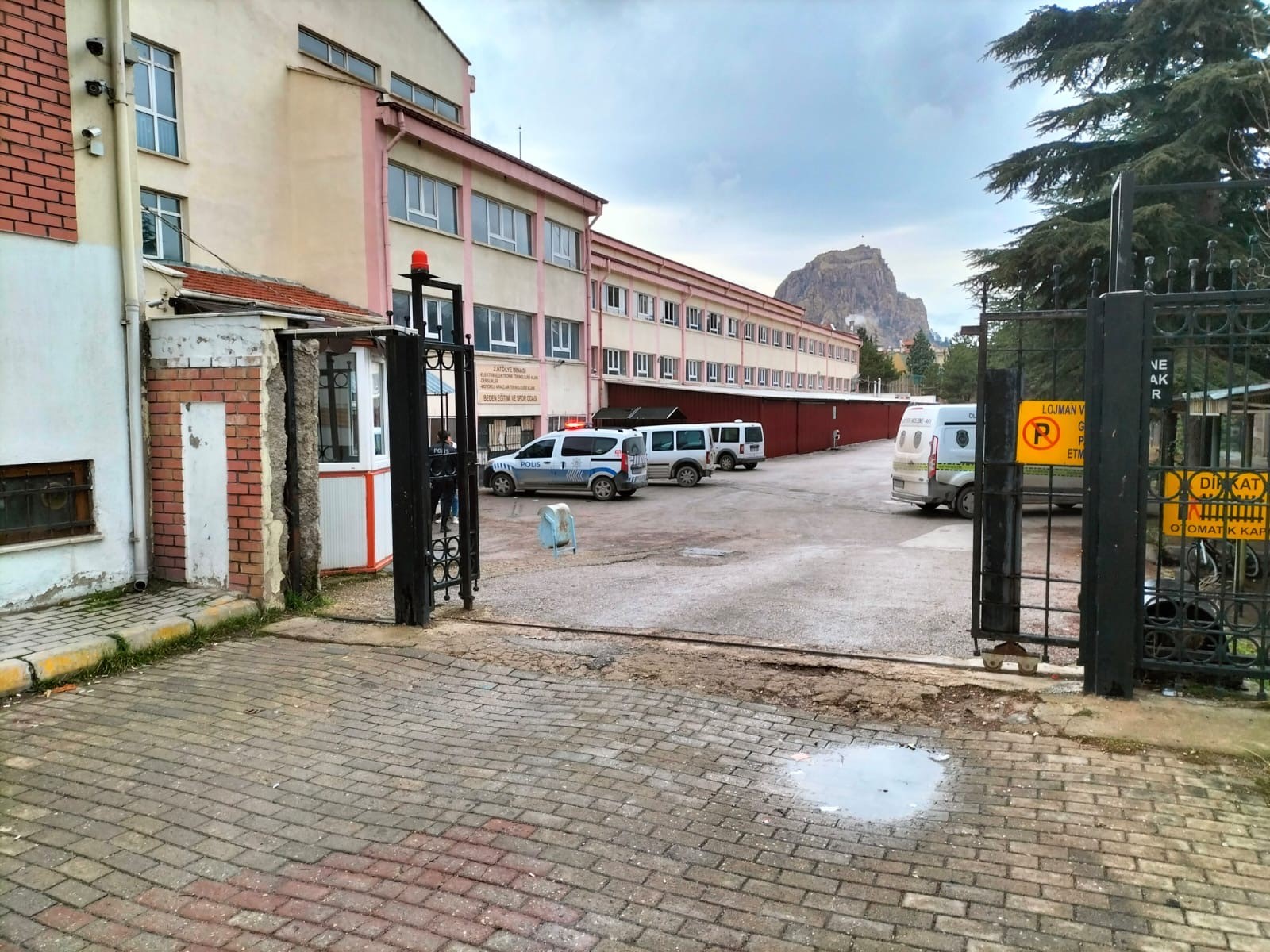 Afyonkarahisar’da 15 yaşındaki lise öğrencisi, kendisini sınıfta yok yazdığı iddiasıyla