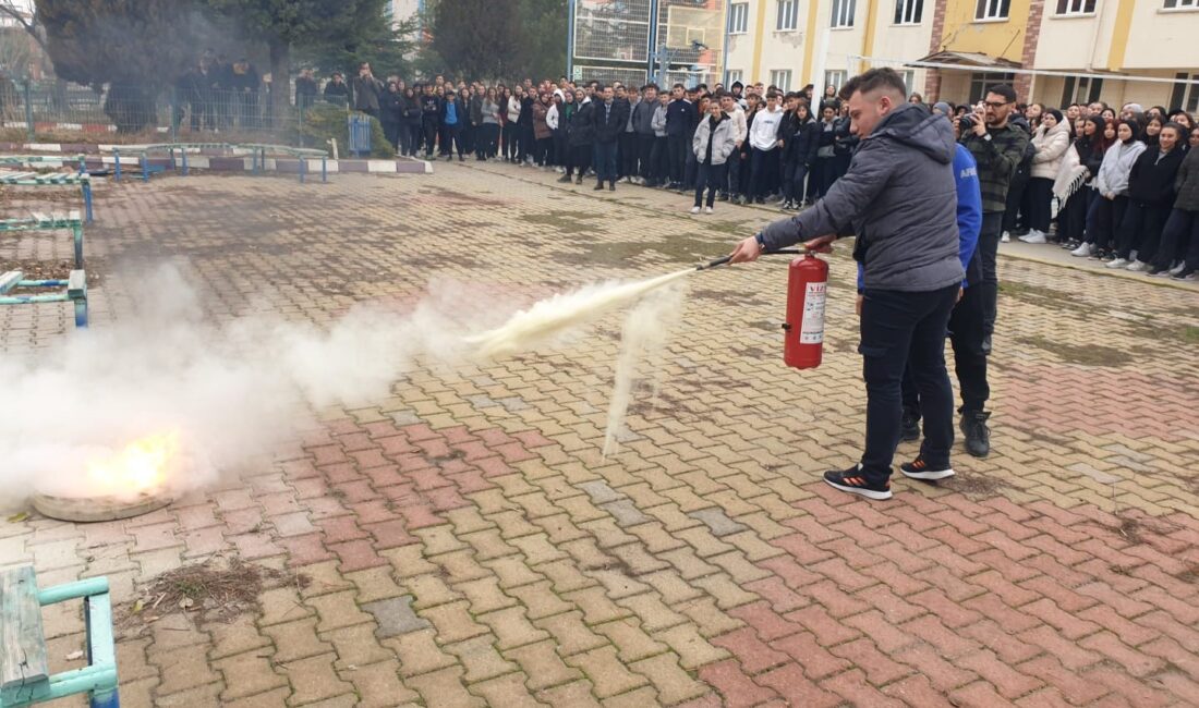 Afyonkarahisar İl Afet ve Acil Durum Müdürlüğü (AFAD) görevlileri 4