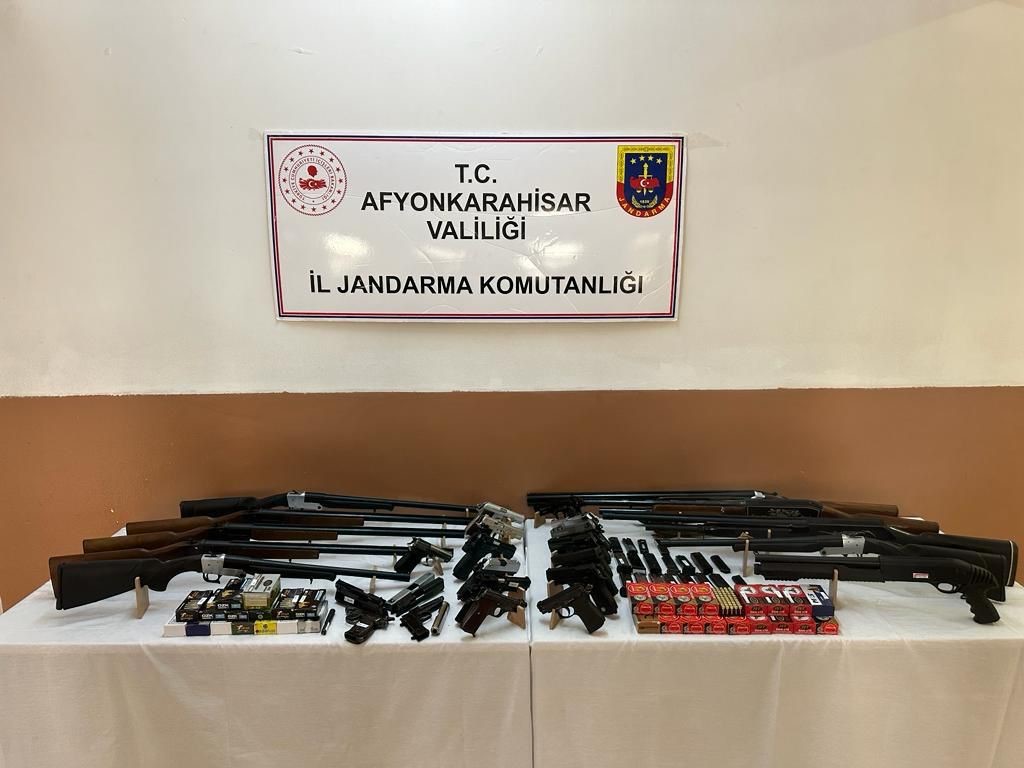 Afyonkarahisar’da jandarma tarafından gerçekleştirilen operasyonda 22 adet kaçak silah ile