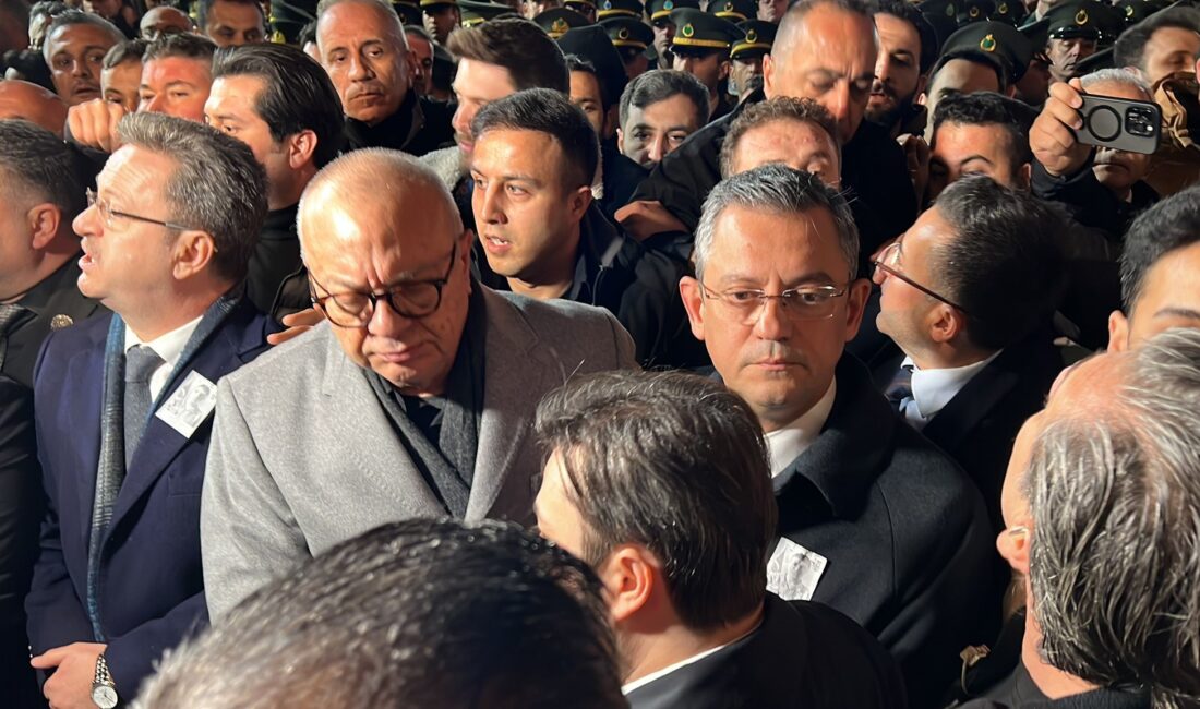 Manisa’da şehit Piyade Sözleşmeli Er Enis Budak’ın cenazesinde bir grup,