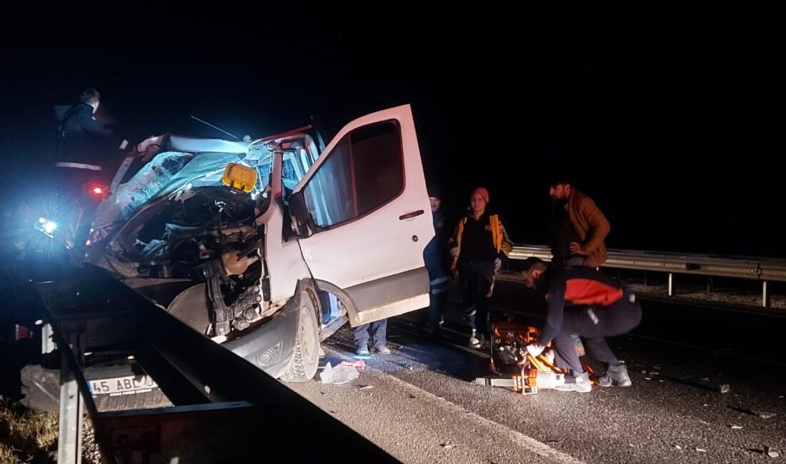 Uşak’ta kamyon ve kamyonetin karıştığı kazada 1 kişi hayatını kaybetti.