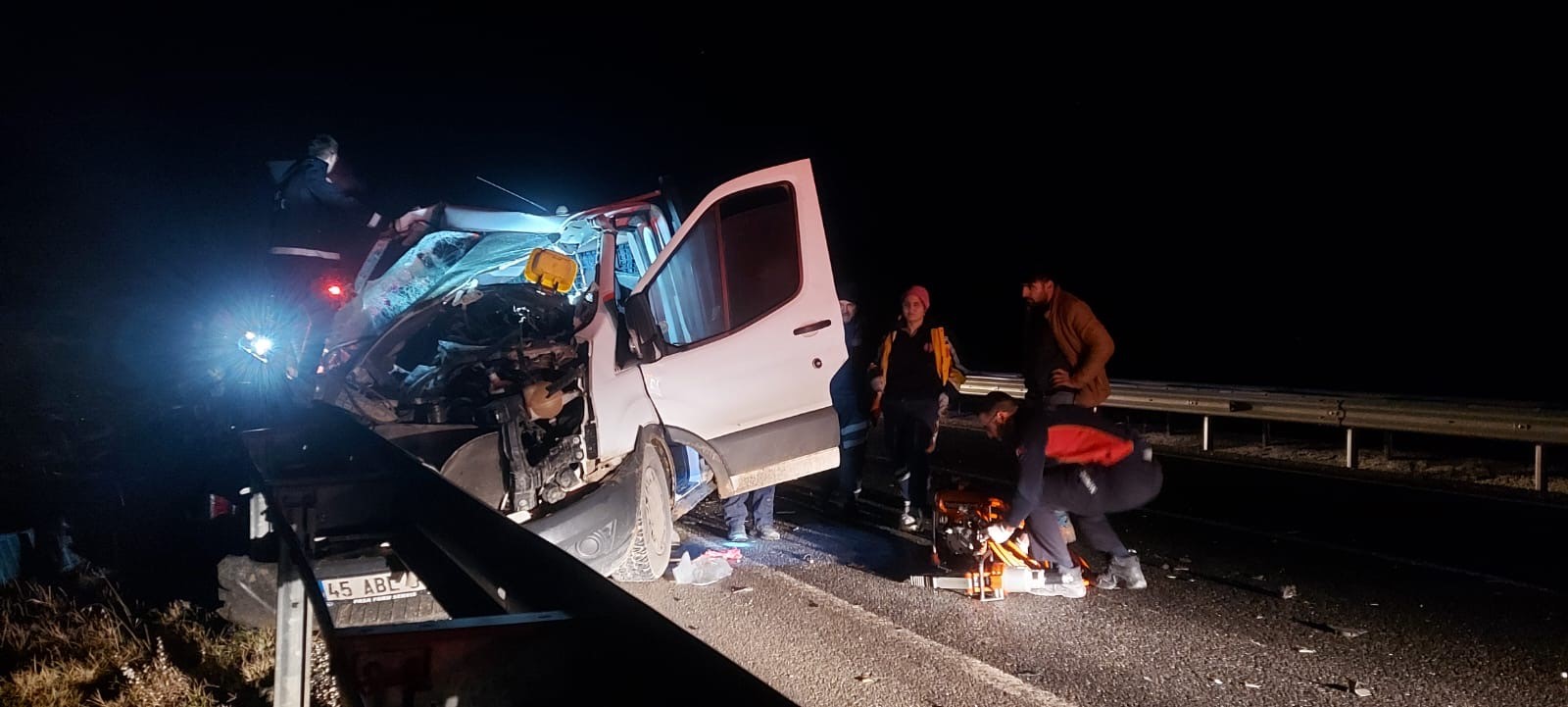 Uşak’ta kamyon ve kamyonetin karıştığı kazada 1 kişi hayatını kaybetti.