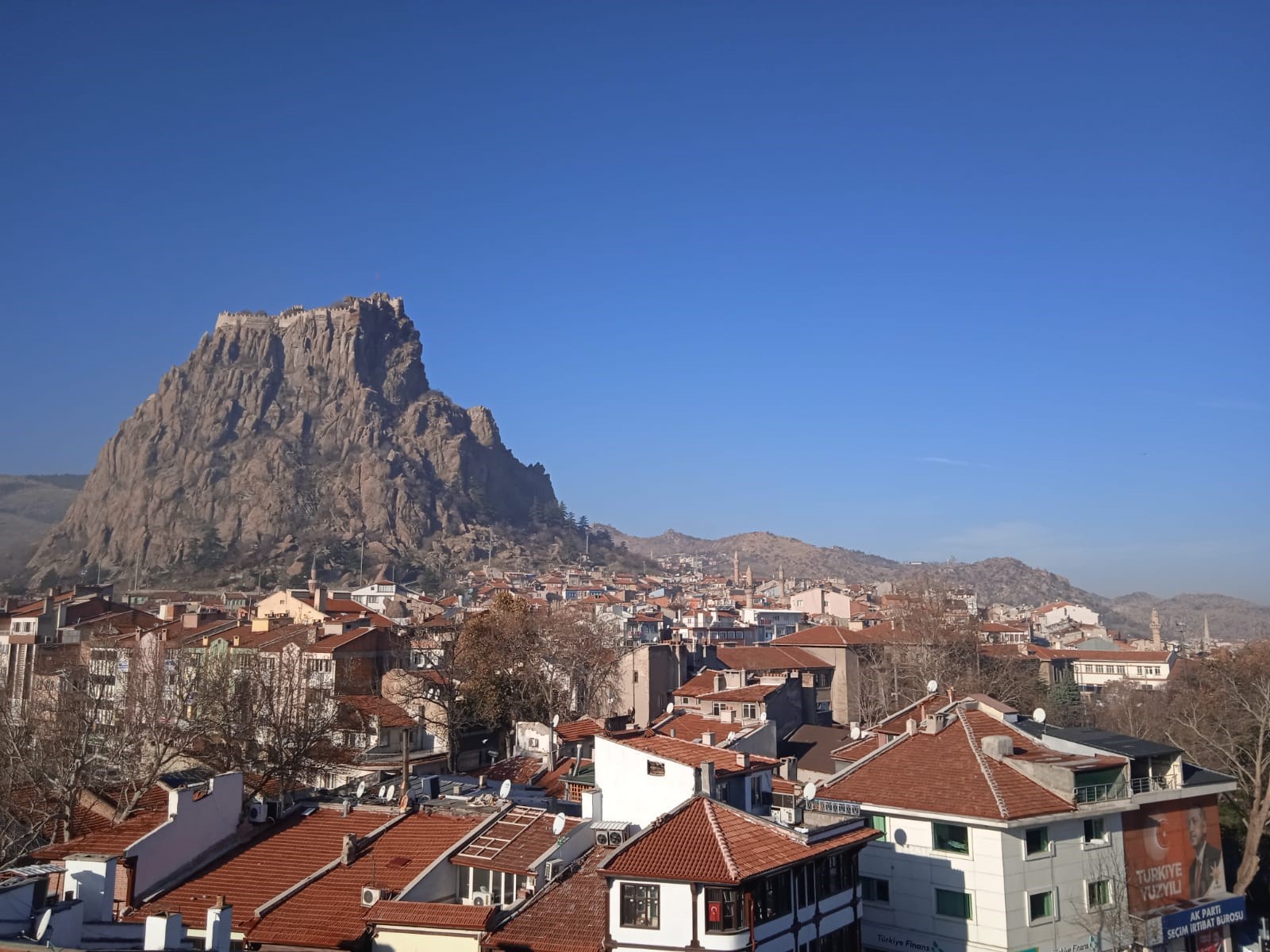 Afyonkarahisar yeni haftaya açık ve güneşli bir hava ile başladı.