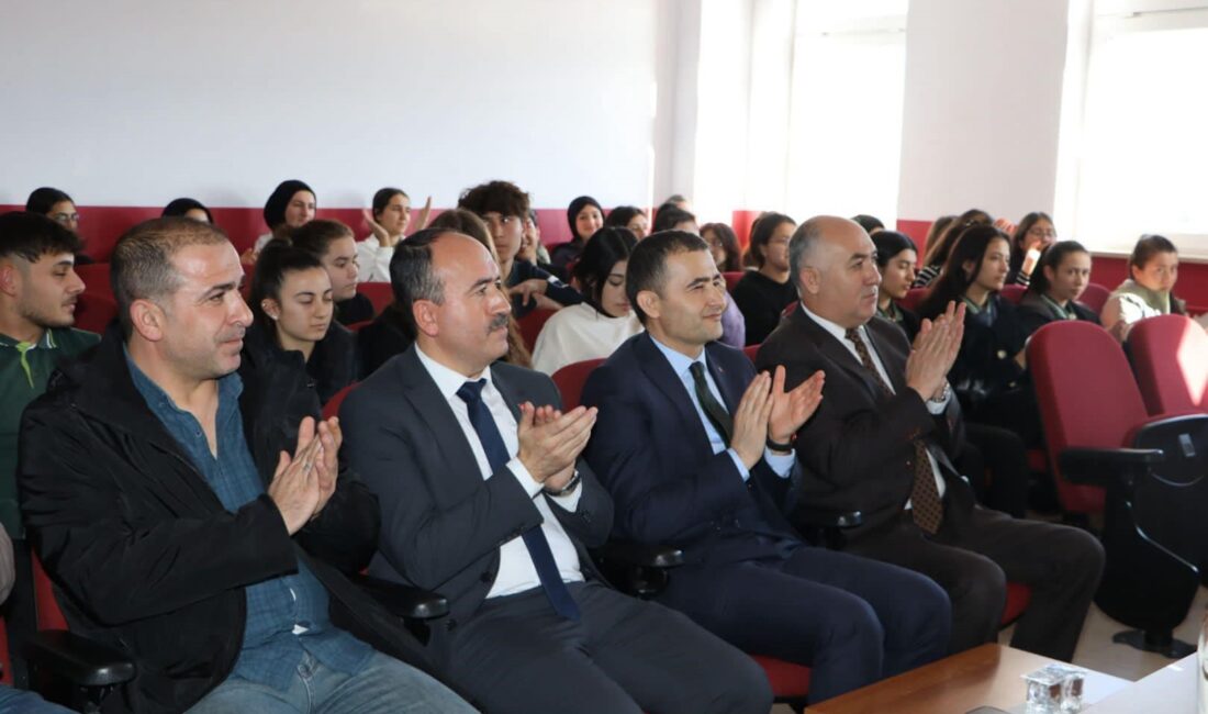 Afyonkarahisar Emirdağ Kaymakamı Osman Bilici, Aziziye Anadolu Lisesinde düzenlenen sınıflar